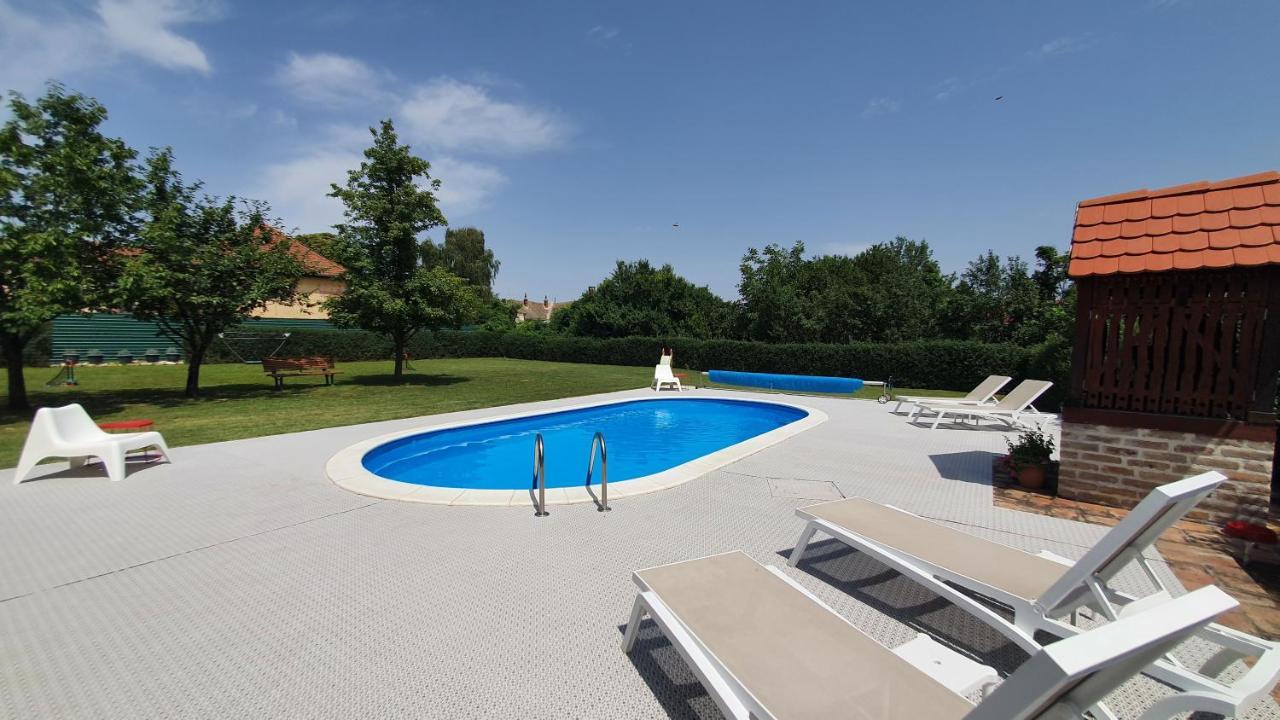 Villa Mons Aureus Popovac Bagian luar foto